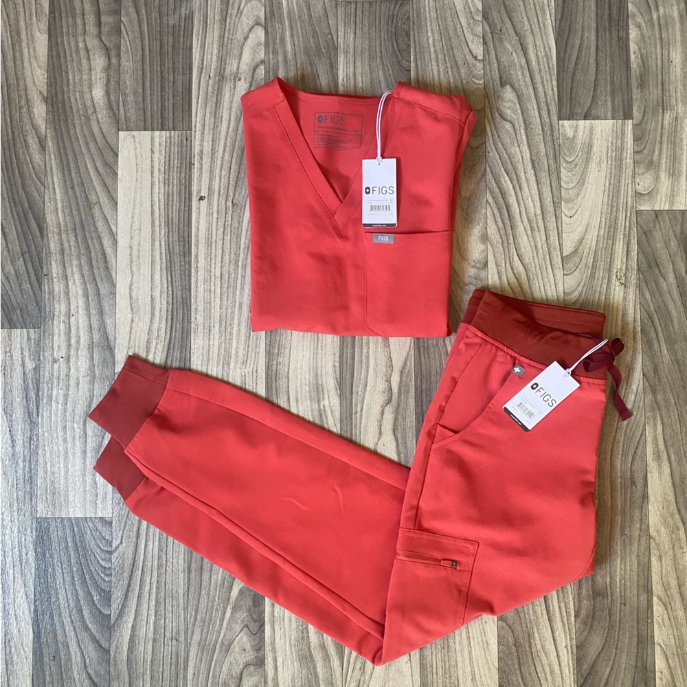 BNWT Figs Clay Scrub Set
